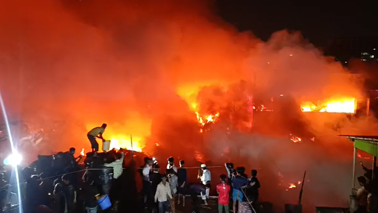 কড়াইল বস্তিতে আগুন নিয়ন্ত্রণের বাইরে, পানি সংকটেই সমস্যা বাড়ছে